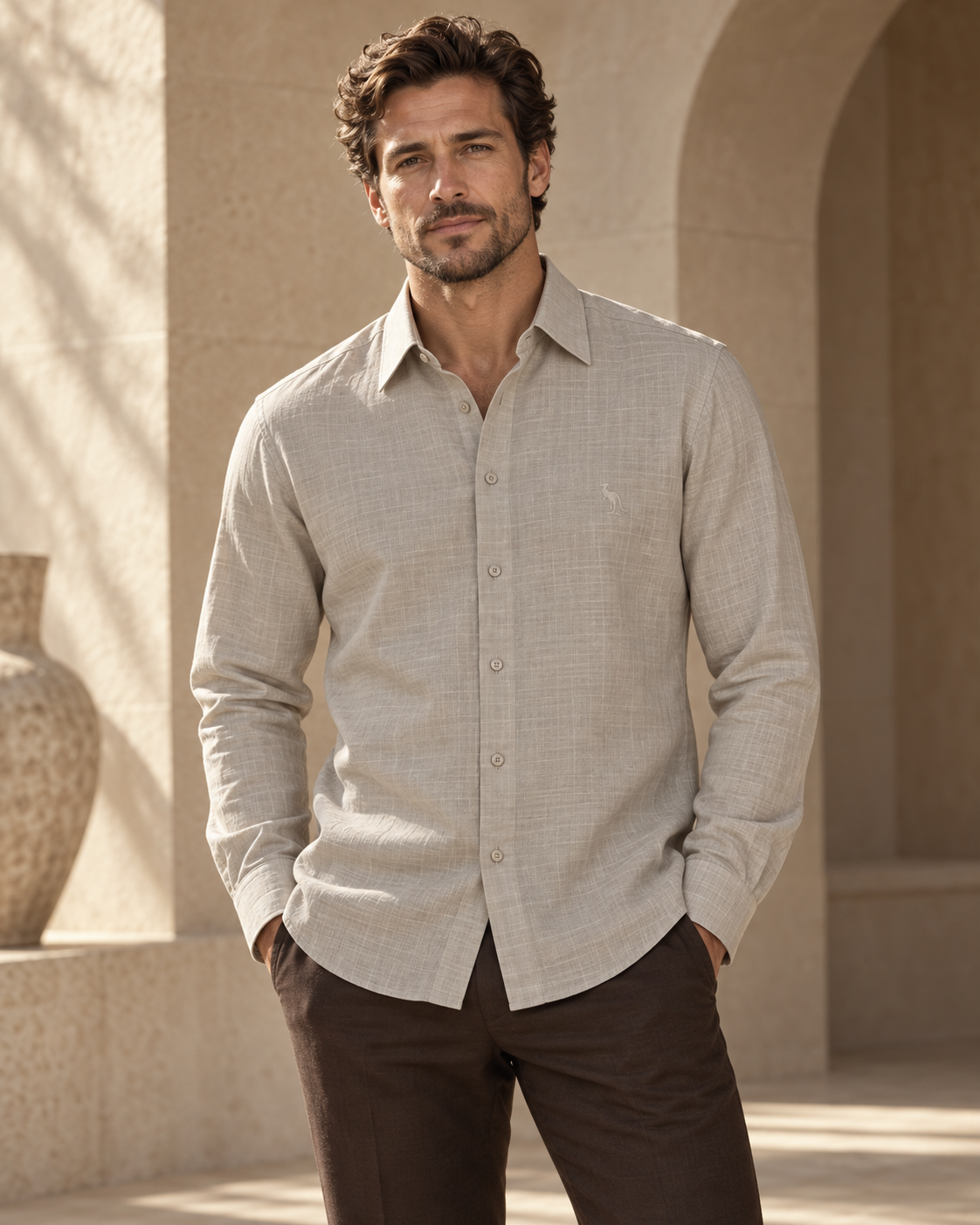 Apresentação editorial da camisa Levon em modelo