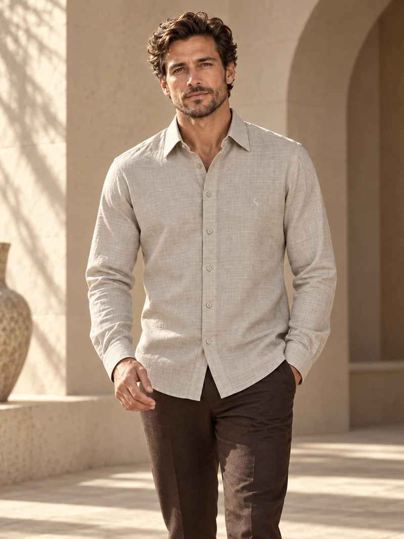 Modelo vestindo camisa Levon areia e calça escura em campanha editorial SALTH